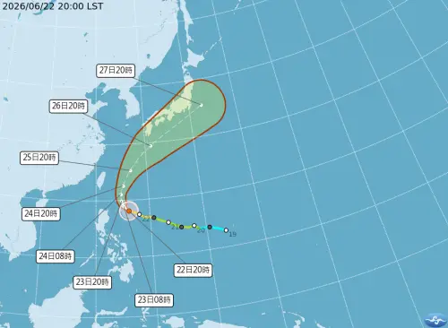 ▲米克拉颱風已經增強為強烈颱風，其最新路徑預測將再度東偏，對台灣影響變小。（圖／中央氣象署）