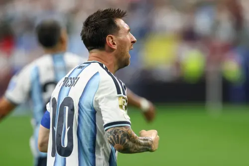 ▲阿根廷傳奇球王梅西（Lionel Messi）雖然在開局意外射失12碼罰球，但他隨即在比賽第39分鐘戴罪立功，接獲隊友妙傳推射破網。（圖／美聯社／達志影像）