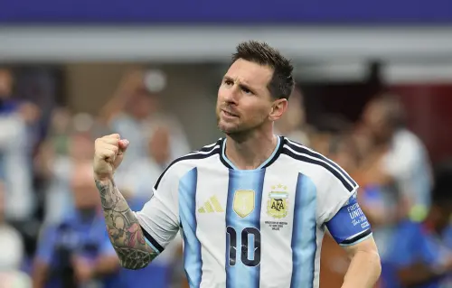 ▲面對與前隊友梅西（Lionel Messi）的世足金靴獎之爭，姆巴佩顯得十分坦然，笑稱梅西進球太瘋狂，自己不會刻意去盯著對方的數據。（圖／美聯社／達志影像）