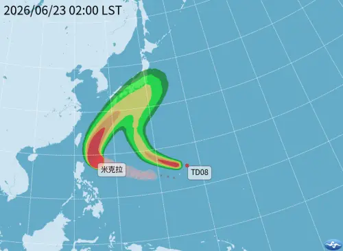 ▲吳德榮表示，米克拉颱風已進入最強階段，並形成完整颱風眼，但未來進入較低海洋熱含量海域後，強度將逐漸下滑，關島東北方熱帶低壓則預計今日增強為無花果颱風。（圖／中央氣象署）