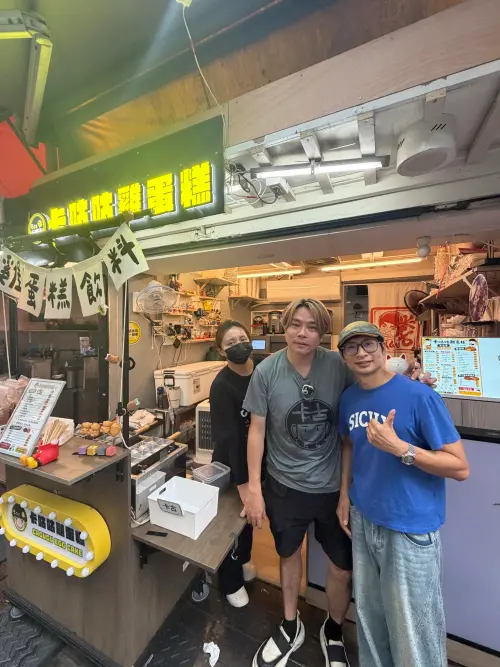 ▲卡古（左）在內湖開店，不少藝人朋友都到現場支持。（圖／翻攝自卡古 章瑞麟臉書）