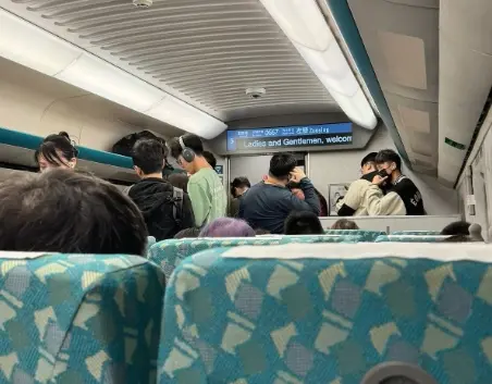 ▲高鐵乘客抱怨買對號座但總是會有許多買自由座票的乘客站著，讓他感到非常傻眼，引起許多對號座乘客的共鳴。（圖/Threads）