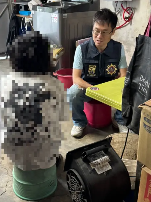 ▲員警將其帶返家後進行後續關心，並說明網路交友的危險性。(圖／高市警局少年隊提供)