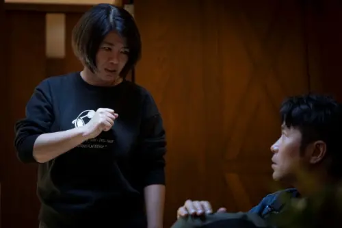 ▲張孝全（右）在劇中的一場哭戲，讓導演嚴藝文（左）直呼是「永生難忘」。（圖／公視提供）