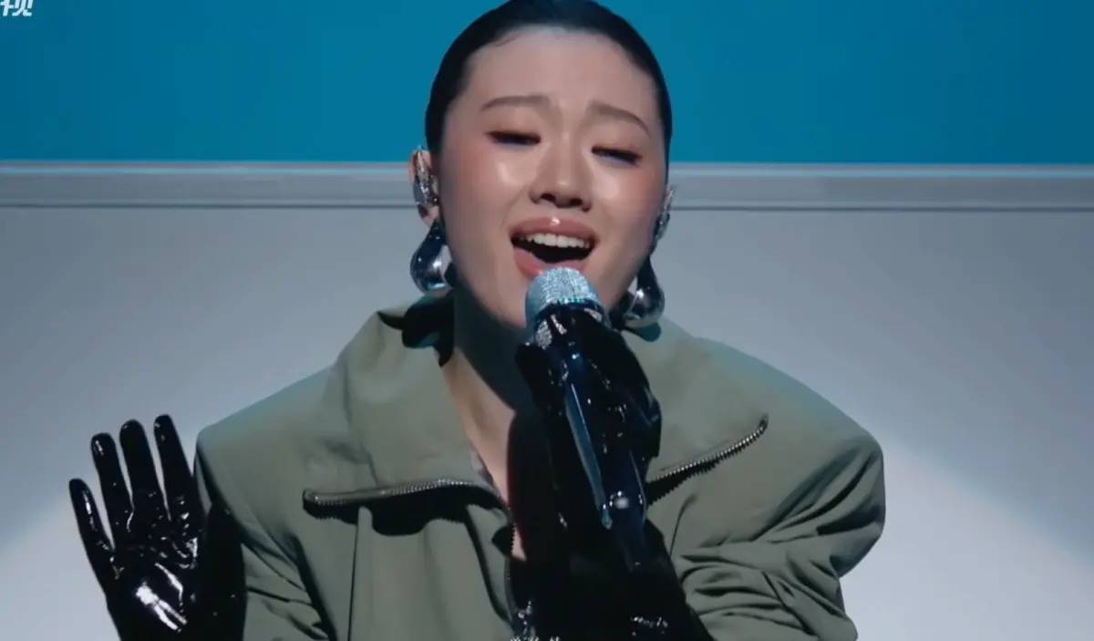 ▲單依純（如圖）入圍金曲獎最佳女歌手後，近日爆出舞台抄襲安室奈美惠10年前歌曲MV，場景高度重疊，因此被安室粉絲出征，要她道歉。（圖／YouTube@中國浙江衛視官方頻道）