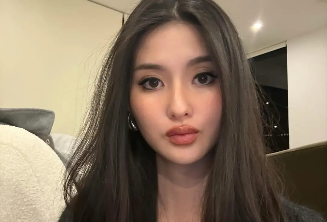 ▲孫芸芸愛女廖思惟（如圖）近日在社群曬當媽近況，不僅閱讀童書大秀母愛，還被眼尖網友發現她將近9萬名牌包丟地上，看起來非常隨興。（圖／翻攝自廖思惟IG@trinityliao）