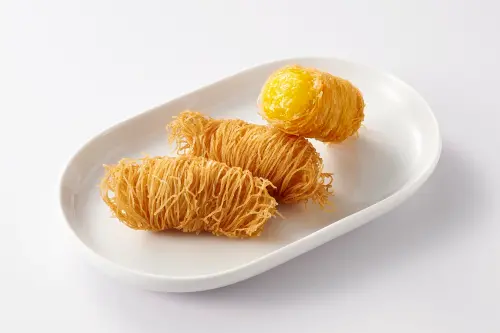 ▲人氣熱食「金絲榴槤捲」今年同步回歸，外層酥脆並包裹飽滿內餡，3個售價55元。（圖／IKEA提供）