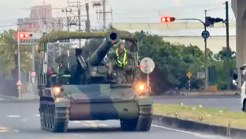 ▲「立即備戰操演」43砲兵指揮部編組兵力，M110A2自走砲迅速機動至戰術位置，完成火力部署。（圖／記者莊全成攝，2026.06.23）