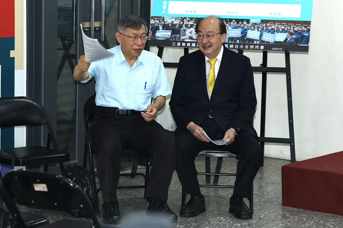 ▲民眾黨前立委吳春城今（23）日舉行《壯世代理想國》新書發表，邀民眾黨創黨主席柯文哲、民進黨團前總召柯建銘出席。（圖／記者朱永強攝）