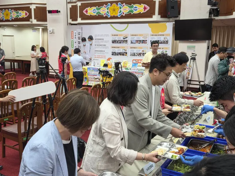    ▲沈伯洋、綠委吳思瑤夾營養午餐。（圖／記者陳佩君攝，2026.06.23）  