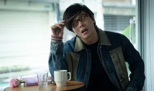 ▲姚淳耀飾演少年韓森時，頂著厚重瀏海，看起來超呆。（圖／翻攝自公視IG@pts_drama）