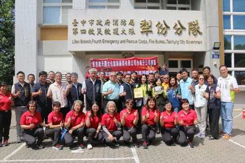 ▲香港商天圓文化諮詢顧問有限公司台灣分公司，為充實台中市消防救災量能一份心力，慷慨捐贈台中市政府消防局第四救災救護大隊犁份分隊小型水箱消防車1輛( 圖/記者鄧力軍翻攝)