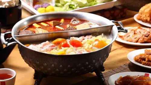 撥開鴨血露出8隻長腿！網友嚇喊「差點變蜘蛛人」　食安處出手了