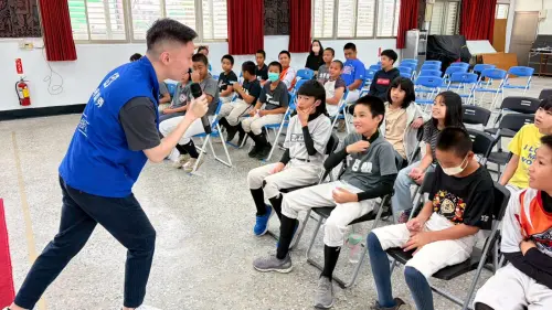 ▲富邦「有志一同ᵀᴹ」志工前進全台20縣市、255所國中小，幫助偏鄉與離島的孩子及早建立正確理財觀念。（圖／富邦金提供）