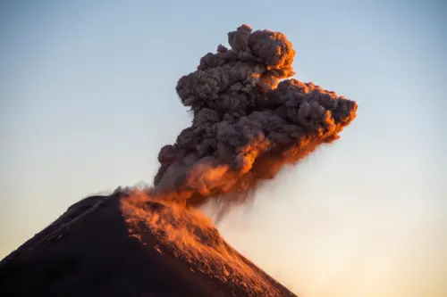 影／瓜地馬拉火山突噴發！熔岩、碎石四濺　遊客奔逃躲避
