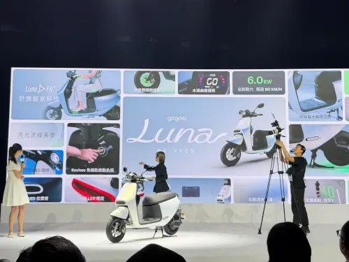 ▲Gogoro Luna為女性友善設計，包含舒適騎乘科技、前後雙碟煞、水滴曲面儀表、6.0kW動力、同級最大腳踏空間與月光流線美學等細節。（圖／記者周淑萍攝）