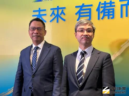▲南山人壽董事長尹崇堯（右）與總經理范文偉今（23）日在股東會後受訪。（圖／記者顏真真攝）