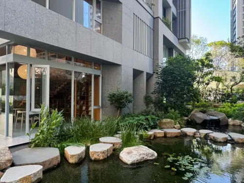 ▲「花果山」以山居聚落概念進行整體規劃，社區內配置果樹庭園、生態水景、林蔭步道及屋頂農園等設施，將山林體驗融入日常。（圖／業者提供）