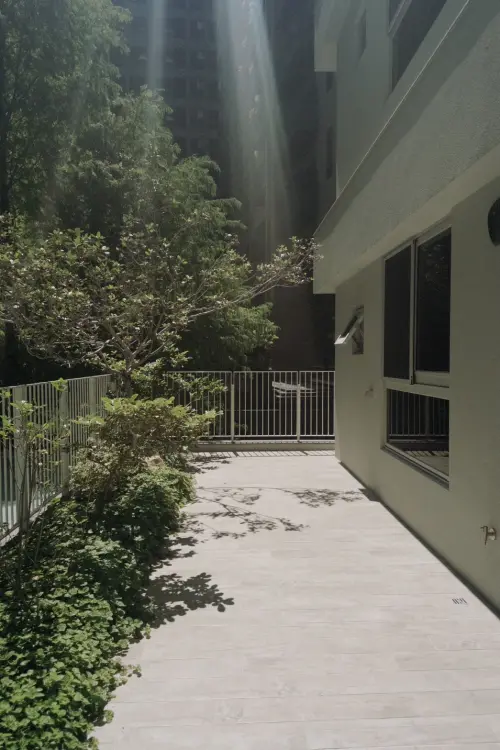 ▲部分戶別設有約7坪露台空間，可依住戶需求規劃為花園、閱讀區等空間，提升居家生活的多元性與彈性。（圖／業者提供）