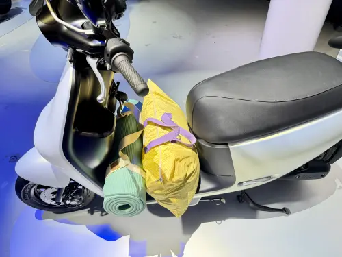 ▲Gogoro Luna主打同級最大腳踏空間，可放置瑜伽墊、提袋等日常物品，強化女性通勤、採買與生活置物需求。（圖／記者周淑萍攝）