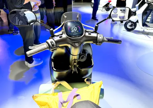 ▲Gogoro Luna採用水滴曲面儀表設計，搭配雙置杯架與Keyless免鑰匙啟動系統，提升日常騎乘便利性。（圖／記者周淑萍攝）