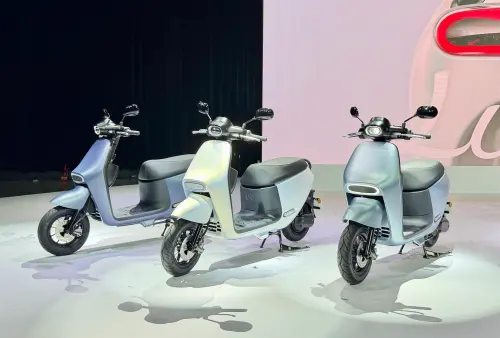 ▲Gogoro Luna以「月光流線美學」打造車身外觀，現場展示多款車色，呈現柔和曲線與金屬珠光質感。（圖／記者周淑萍攝）