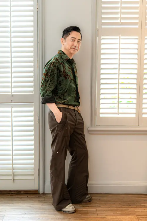 ▲庾澄慶（如圖）過去確診心律不整，並接受「電燒手術」治療，術後早已恢復健康，被問到身體現況，他雙手比讚表示「很好。」（圖／福茂唱片提供）