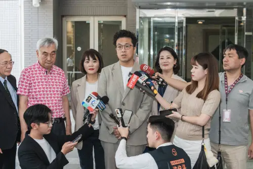 蔣萬安推無人公車　沈伯洋要談「配套」批：別問A答B