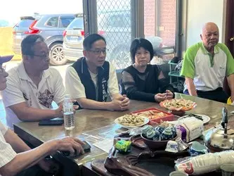 ▲中市府經濟發展局局長張峯源與議員朱元宏等地方仕紳齊聚，共同討論摩天嶺簡水系統改善方案。（圖／經發局提供）