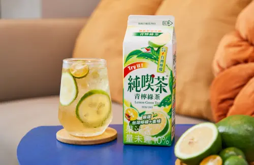 ▲尋找清爽解膩的飲品，以及跟上近期最熱門的飲料話題，快手刀嘗鮮純喫茶青檸綠茶。（圖／NOWNEWS攝）