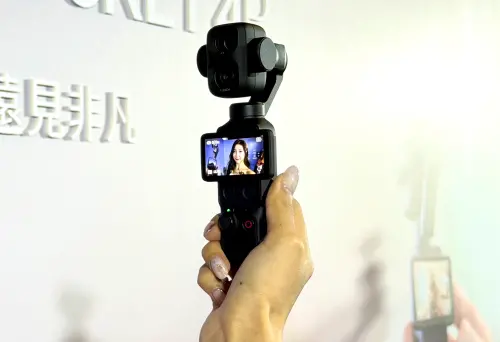 ▲DJI Osmo Pocket4P機身螢幕可即時取景，方便使用者自拍、Vlog拍攝與活動紀錄。（圖／記者周淑萍攝）