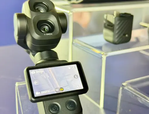 ▲DJI Osmo Pocket4P搭載1英吋廣角鏡頭與1/1.28英吋中焦鏡頭，最高支援12倍數位變焦。（圖／記者周淑萍攝）
