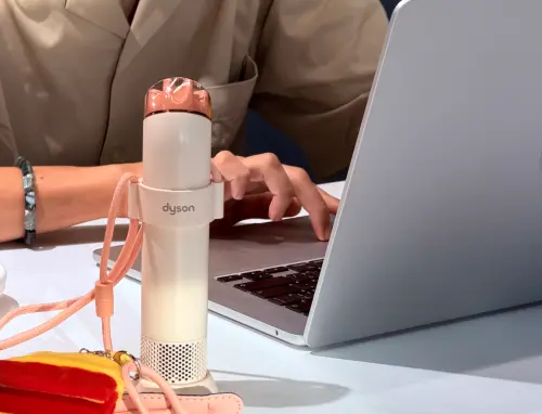 ▲Dyson HushJet™ Mini Cool迷你風扇首波推出「暮光粉」，機身輕巧可放桌面、手持或掛頸使用。（圖／官方提供）