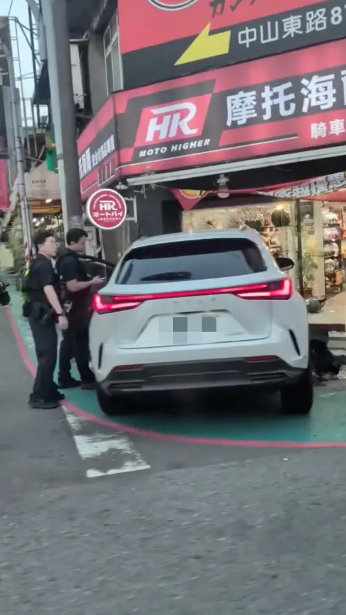 ▲然而林女在生下女兒後，竟吸毒駕駛車輛，導致車輛衝撞進店面中。（圖／翻攝自Threads）