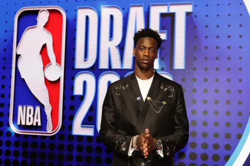 ▲2026年NBA選秀大會於今（24）日正式揭幕，萬眾矚目的狀元籤由華盛頓巫師隊持有，最終巫師隊不負眾望，正式宣布選擇來自楊百翰大學（BYU）的天才側翼球員——迪班薩（AJ Dybantsa）。（圖／美聯社／達志影像）