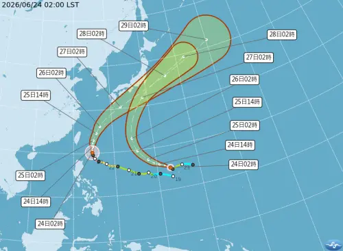 ▲米克拉颱風開始北轉往琉球海面前進，今晚至明天上午將最靠近台灣；無花果颱風則距離台灣非常遠就早早北轉，對台灣沒有直接影響。（圖/中央氣象署）