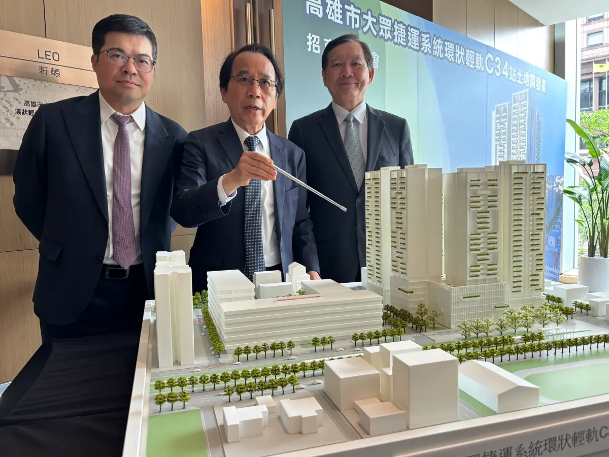 ▲高雄市副市長林欽榮今日出席輕軌C34站招商會，於大樓模型前受訪，力推高雄首宗輕軌百億聯開案。（圖／記者徐銘穗攝,2026.06.24）