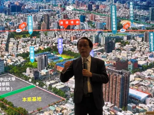 ▲副市長林欽榮現場簡報，大螢幕揭露輕軌 C34 站與周邊健康醫療園區、藝文設施的黃金戰略位置。（圖／記者徐銘穗攝,2026.06.24）