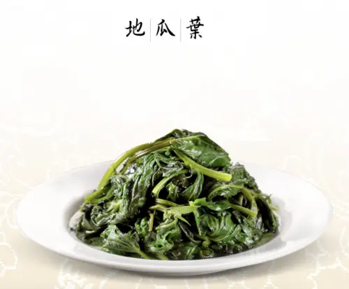 ▲鼎泰豐地瓜葉從挑葉、去纖維到篩除粗梗與蟲害，都仰賴人工逐一處理，加上高薪人力與穩定品質，才造就鼎泰豐的品牌價值。（圖／翻攝自鼎泰豐官網）
