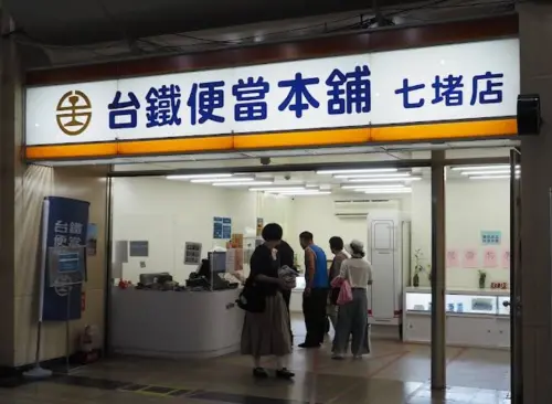 ▲記者過去多次直擊，每到中午時段或開賣前，七堵台鐵便當門市就會湧現排隊人潮。（圖／Google評價）