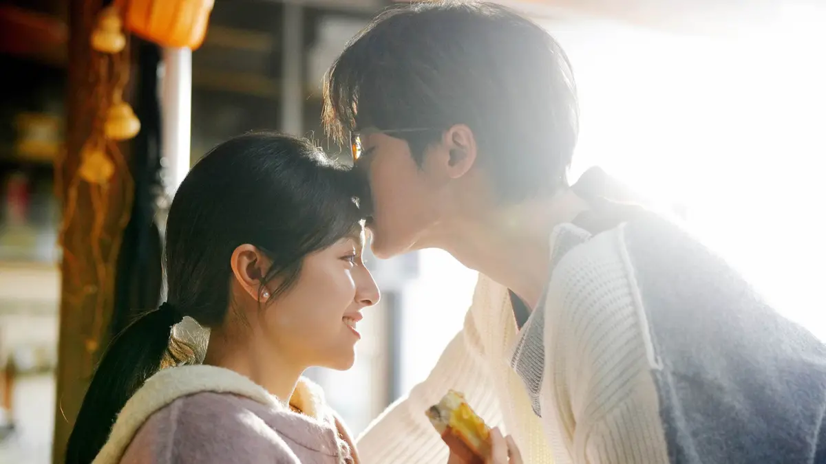 ▲檀健次（右）、李蘭迪（左）《濾鏡》共譜奇幻甜蜜愛戀。兩人還演出荒謬吻戲，深情擁吻到一半，李蘭迪嚇到變成一支拖把。（圖／中天娛樂台提供）