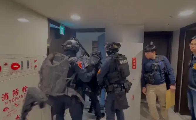 ▲刑事局南部打中心專案小組，發動兩波搜索行動分別在臺南地區查獲陳姓主嫌等3名；在臺中地區查獲洪姓主嫌等8名到案。(圖／記者郭凱杰翻攝)