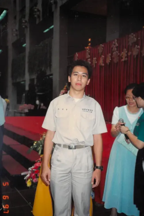 ▲民進黨桃園市長參選人黃世杰18歲青澀模樣曝光。（圖／翻攝自黃世杰Threads）