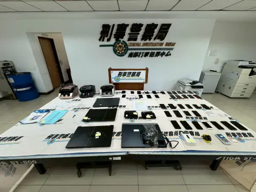 ▲ 刑事局南部打中心當場查扣手機、筆電、電腦台、SIM卡、金融卡、存摺、點鈔機、新臺幣現金、虛擬貨幣、毒品安非他命、咖啡包、吸食器、K盤等贓證物。（圖／記者郭凱杰翻攝)