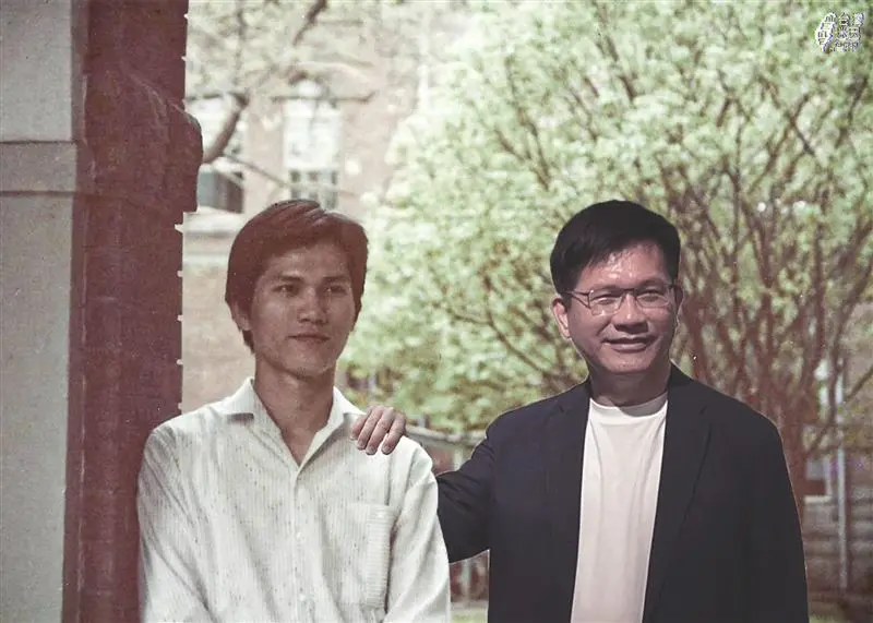    ▲外交部長林佳龍年輕帥照曝光，被網友虧說：「藍正龍變林佳龍」。（圖／翻攝台灣迷因taiwan meme臉書）  