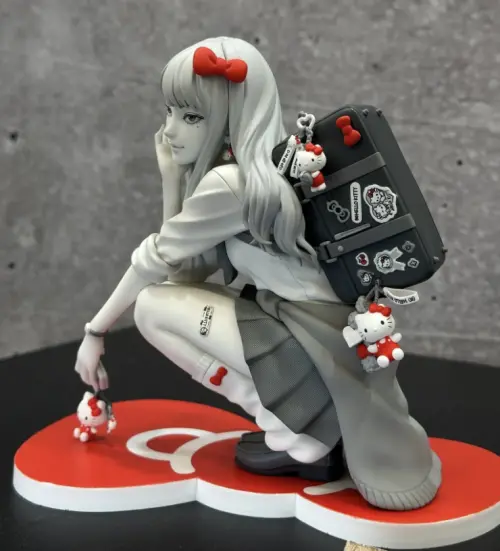 ▲模型加入 Hello Kitty 吊飾、貼紙及書包等配件，完整重現聯名插畫細節。（圖／翻攝自X）