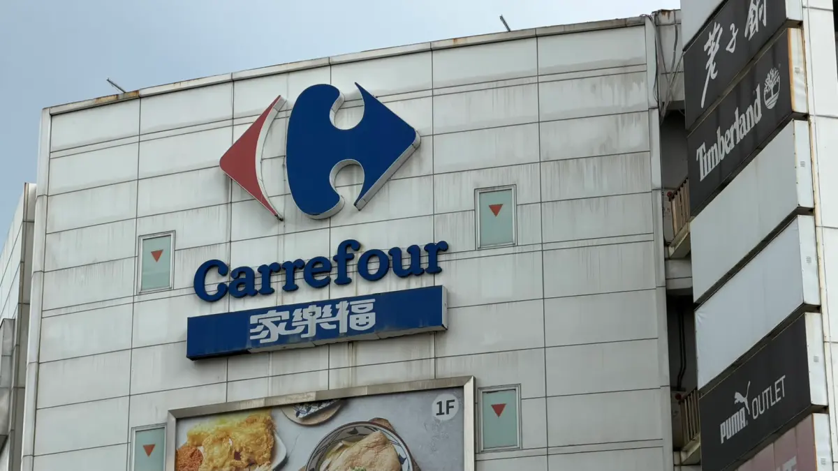 ▲陪伴台灣近40年的家樂福，原名即將於7月1日起正式告別市場，根據最新消息表示，未來量販店預計將更名為「萬家福」，超市則改名為「樂家康」。（圖／記者黃韻文攝）