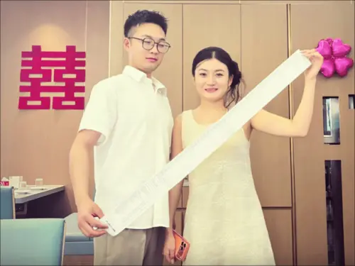 ▲中國新人海底撈火鍋婚宴（圖／截自微博）