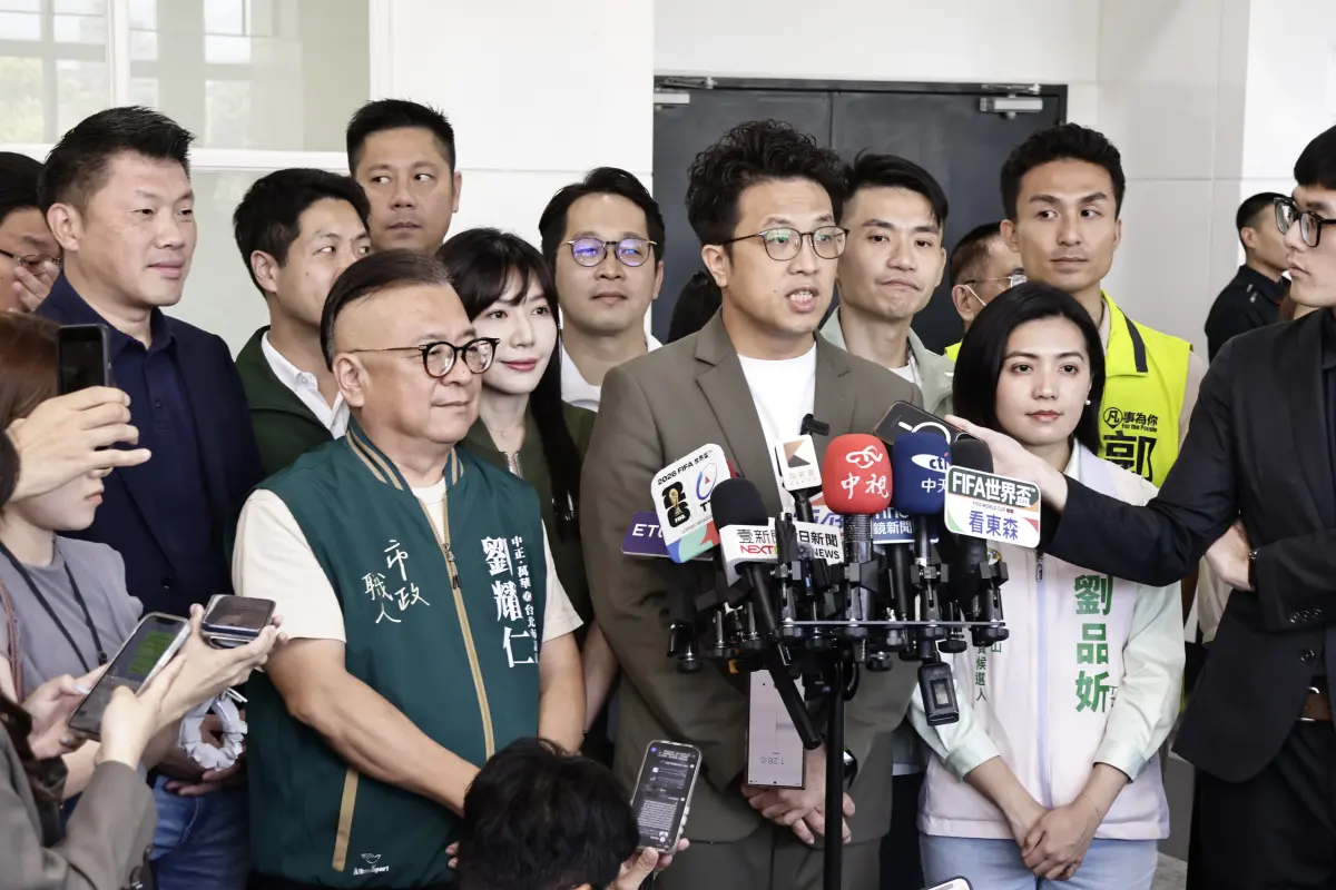 ▲蔣萬安滿意度下降卻沒反映在自己民調上，沈伯洋表示對台北市民來說很正常。（圖／記者吳翊緁攝，2026.06.24）