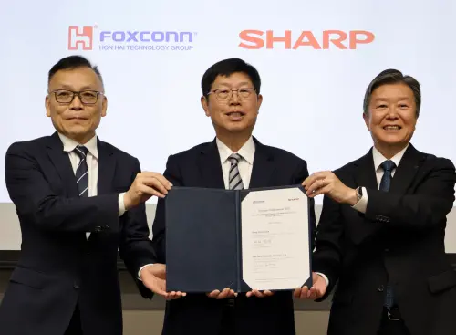 鴻海、SHARP簽MOU　評估建立「3+3+3」聯合研發平台